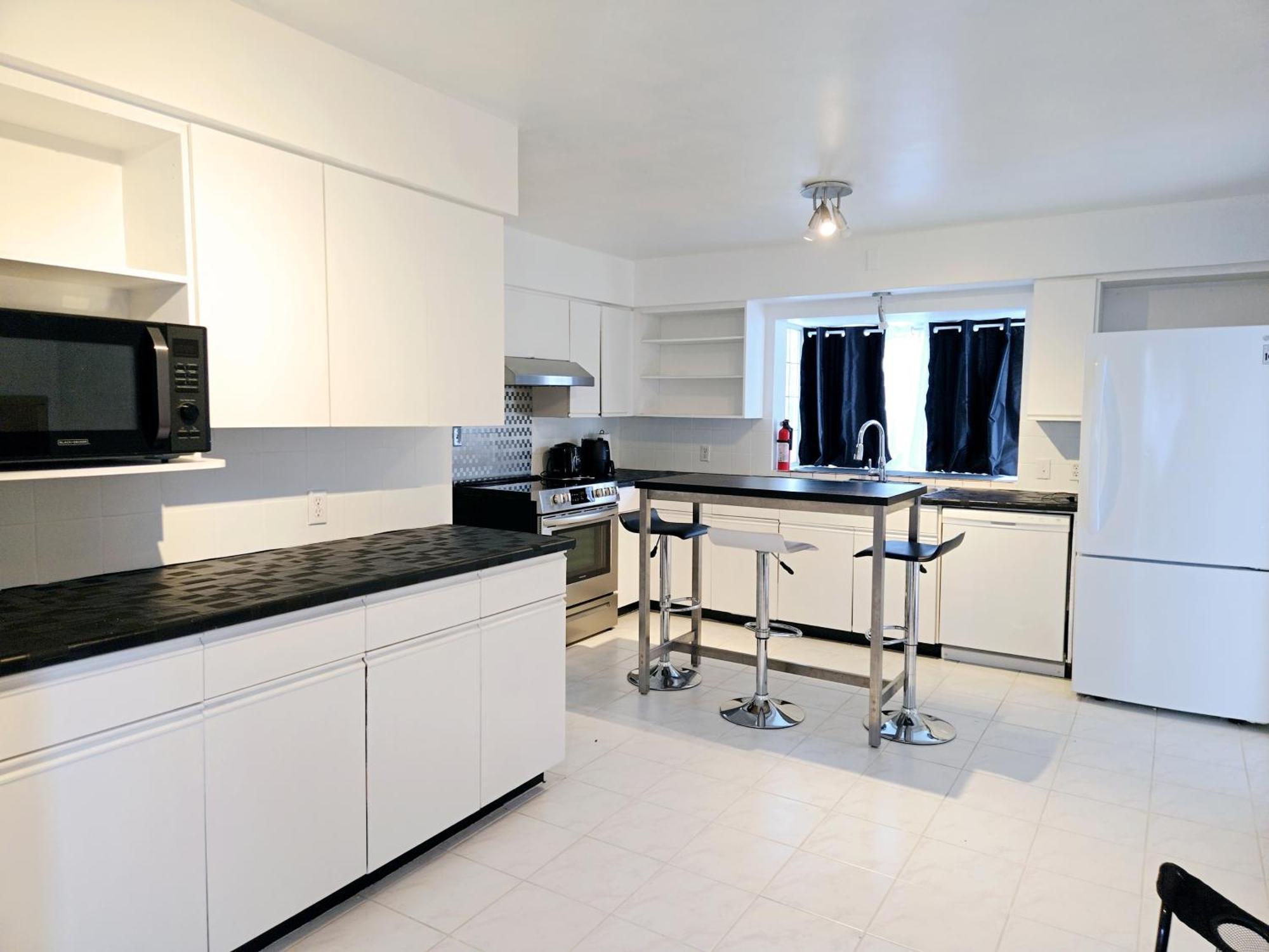 Cozy Stylish Black & White Design Room In The Heart Of Vancouver! Private Parking, Self Check-In & Just 4 Mins To Metrotown! Buitenkant foto