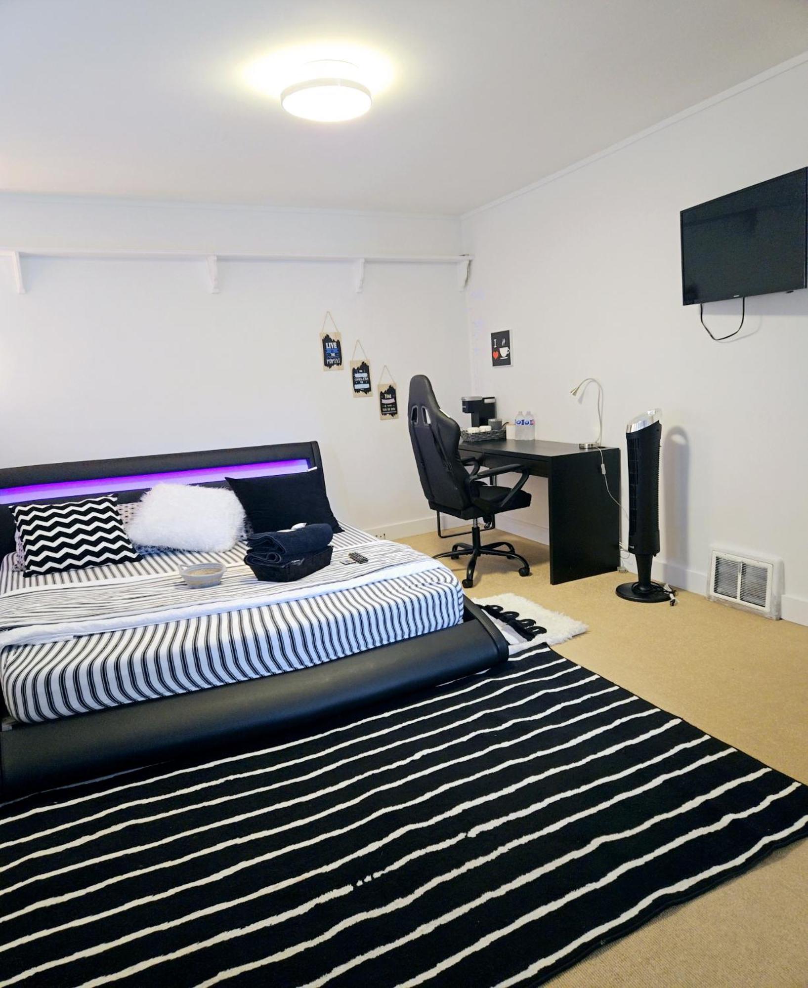 Cozy Stylish Black & White Design Room In The Heart Of Vancouver! Private Parking, Self Check-In & Just 4 Mins To Metrotown! Buitenkant foto