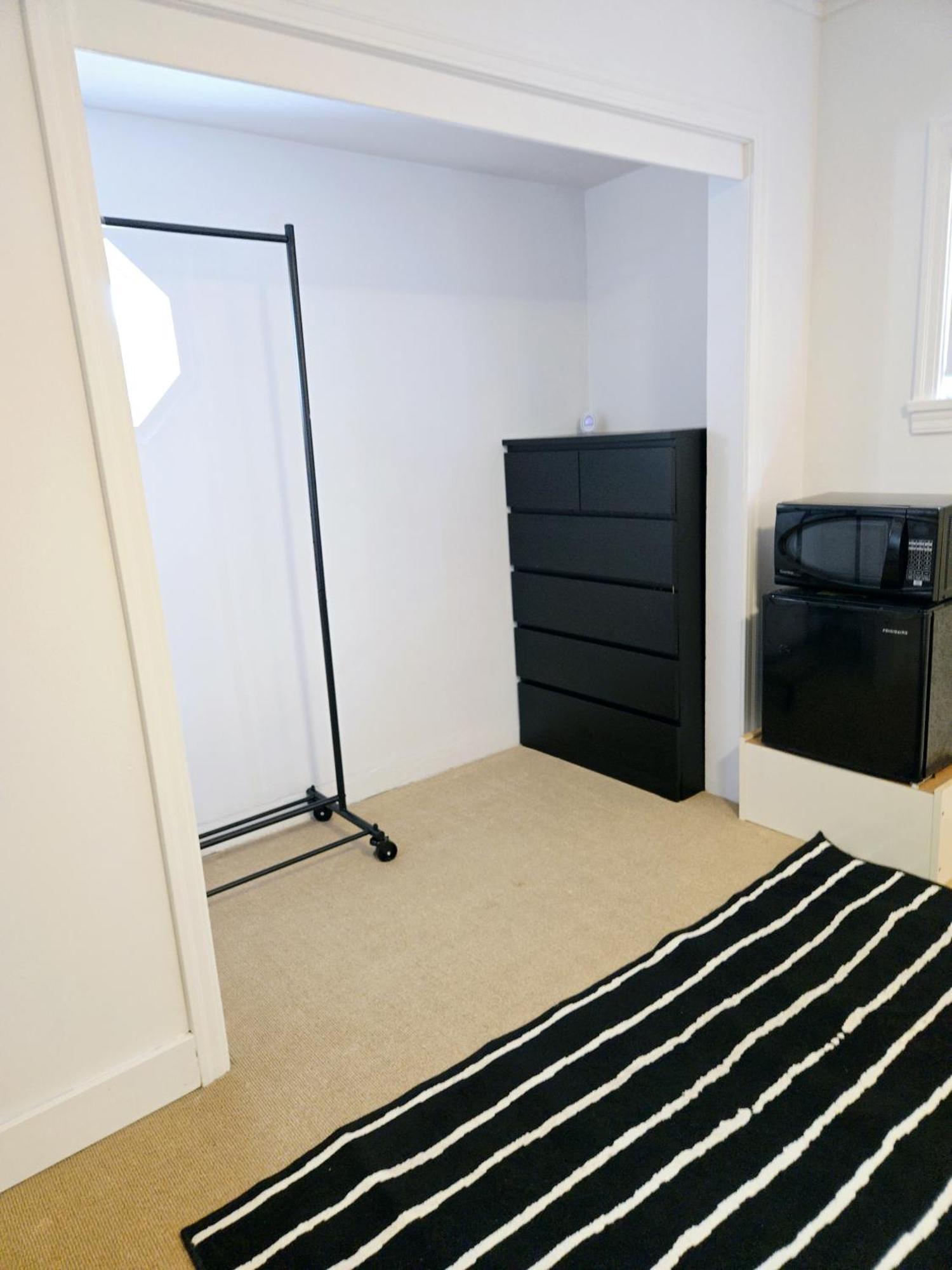 Cozy Stylish Black & White Design Room In The Heart Of Vancouver! Private Parking, Self Check-In & Just 4 Mins To Metrotown! Buitenkant foto