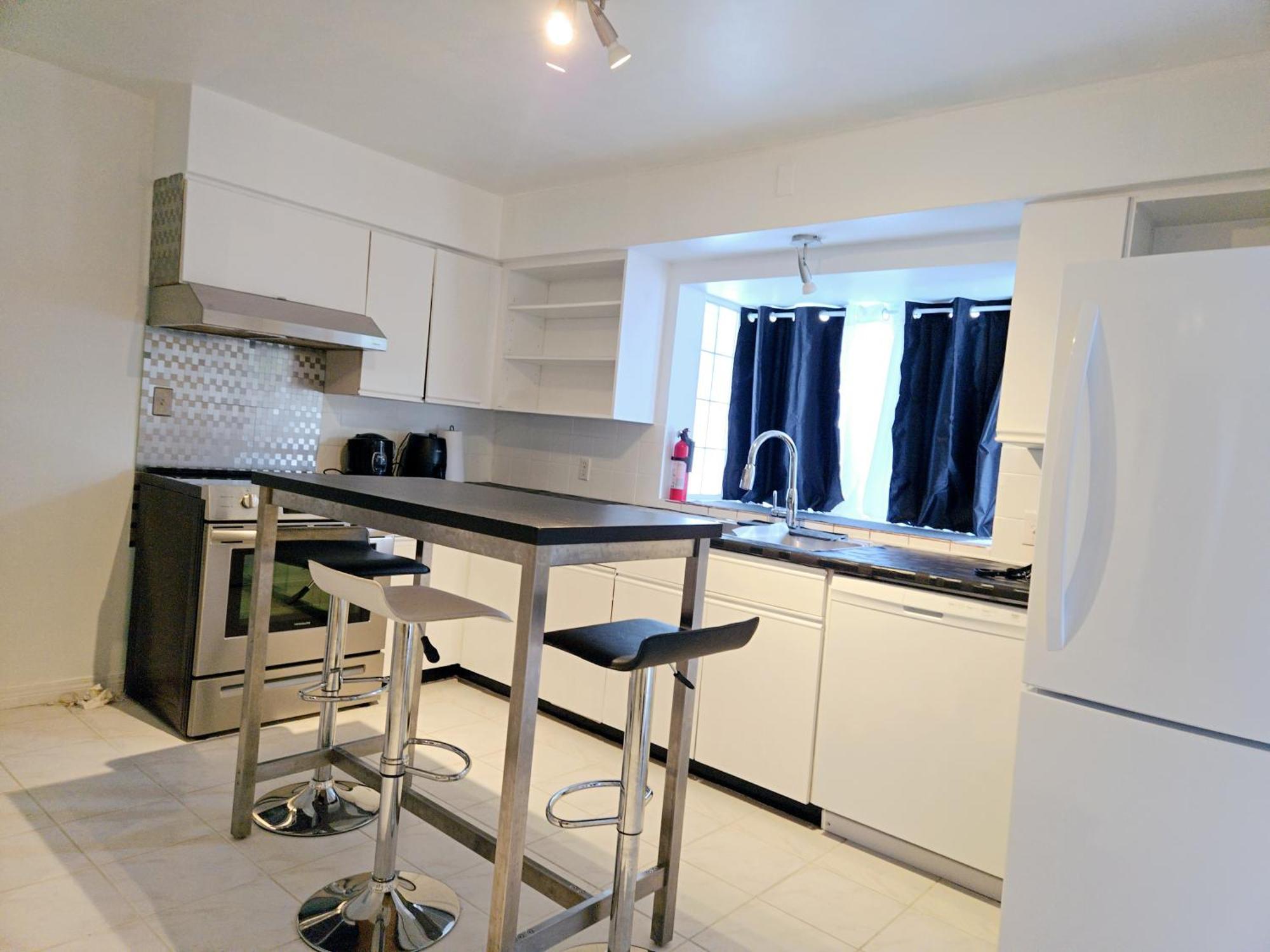 Cozy Stylish Black & White Design Room In The Heart Of Vancouver! Private Parking, Self Check-In & Just 4 Mins To Metrotown! Buitenkant foto