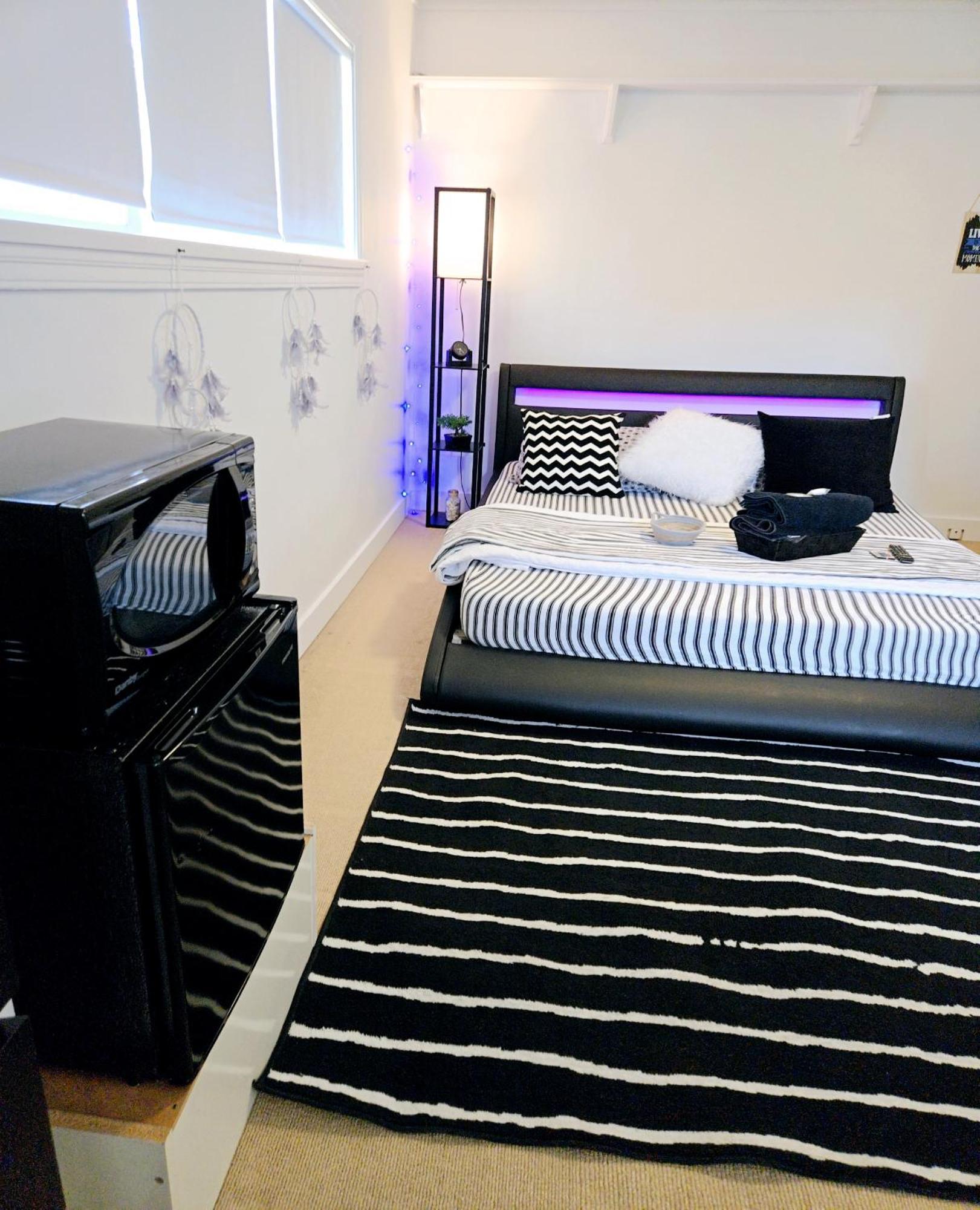 Cozy Stylish Black & White Design Room In The Heart Of Vancouver! Private Parking, Self Check-In & Just 4 Mins To Metrotown! Buitenkant foto