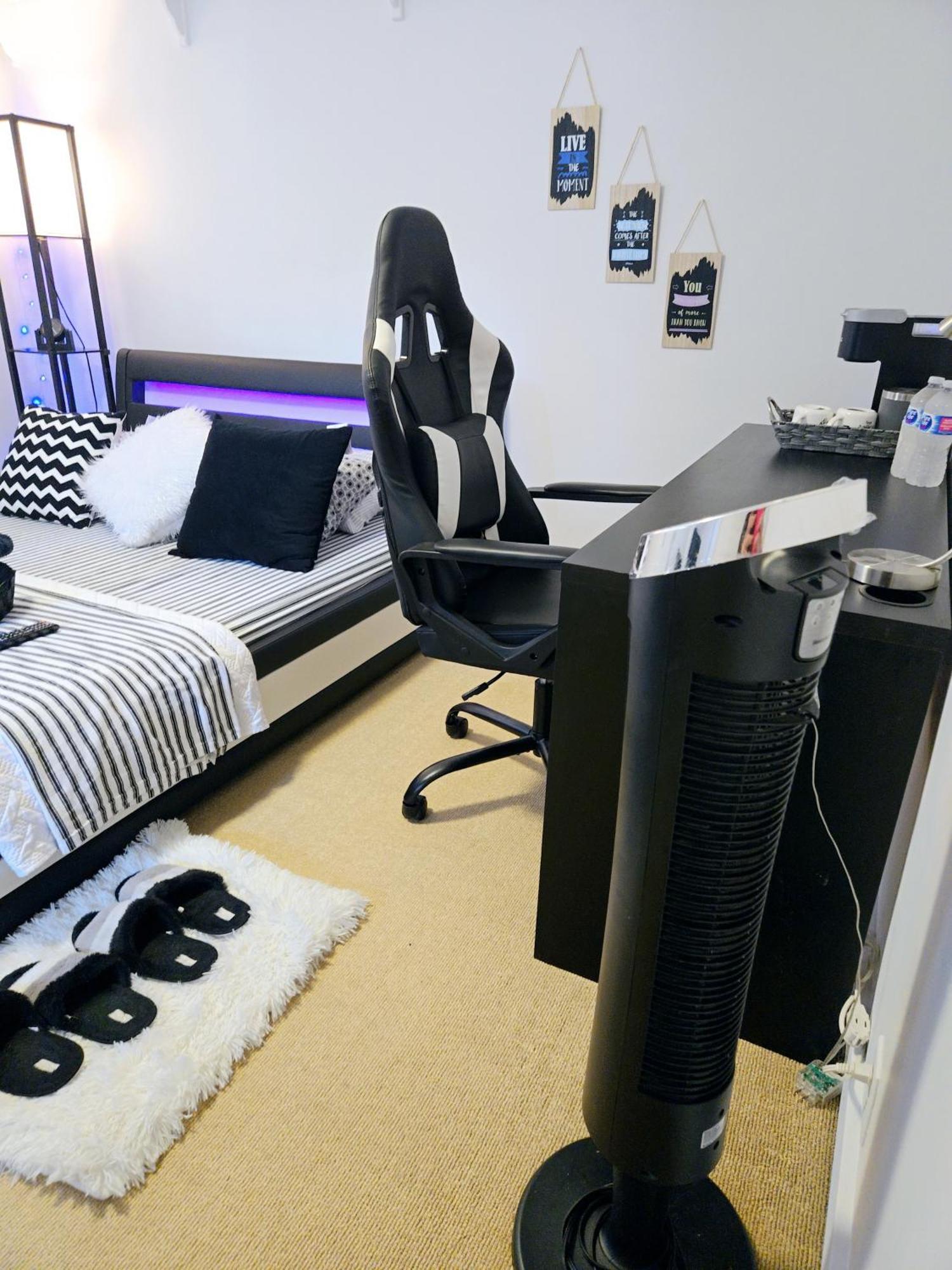 Cozy Stylish Black & White Design Room In The Heart Of Vancouver! Private Parking, Self Check-In & Just 4 Mins To Metrotown! Buitenkant foto