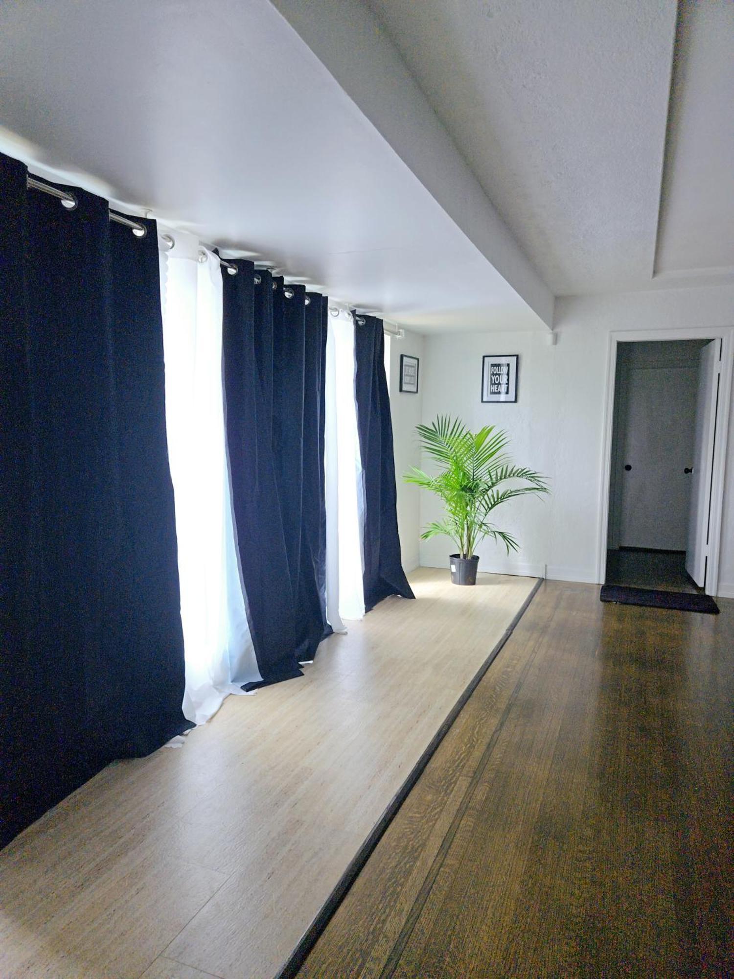 Cozy Stylish Black & White Design Room In The Heart Of Vancouver! Private Parking, Self Check-In & Just 4 Mins To Metrotown! Buitenkant foto