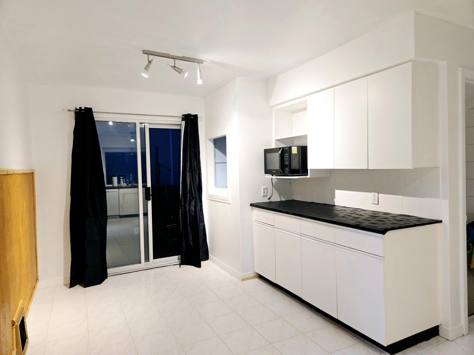 Cozy Stylish Black & White Design Room In The Heart Of Vancouver! Private Parking, Self Check-In & Just 4 Mins To Metrotown! Buitenkant foto