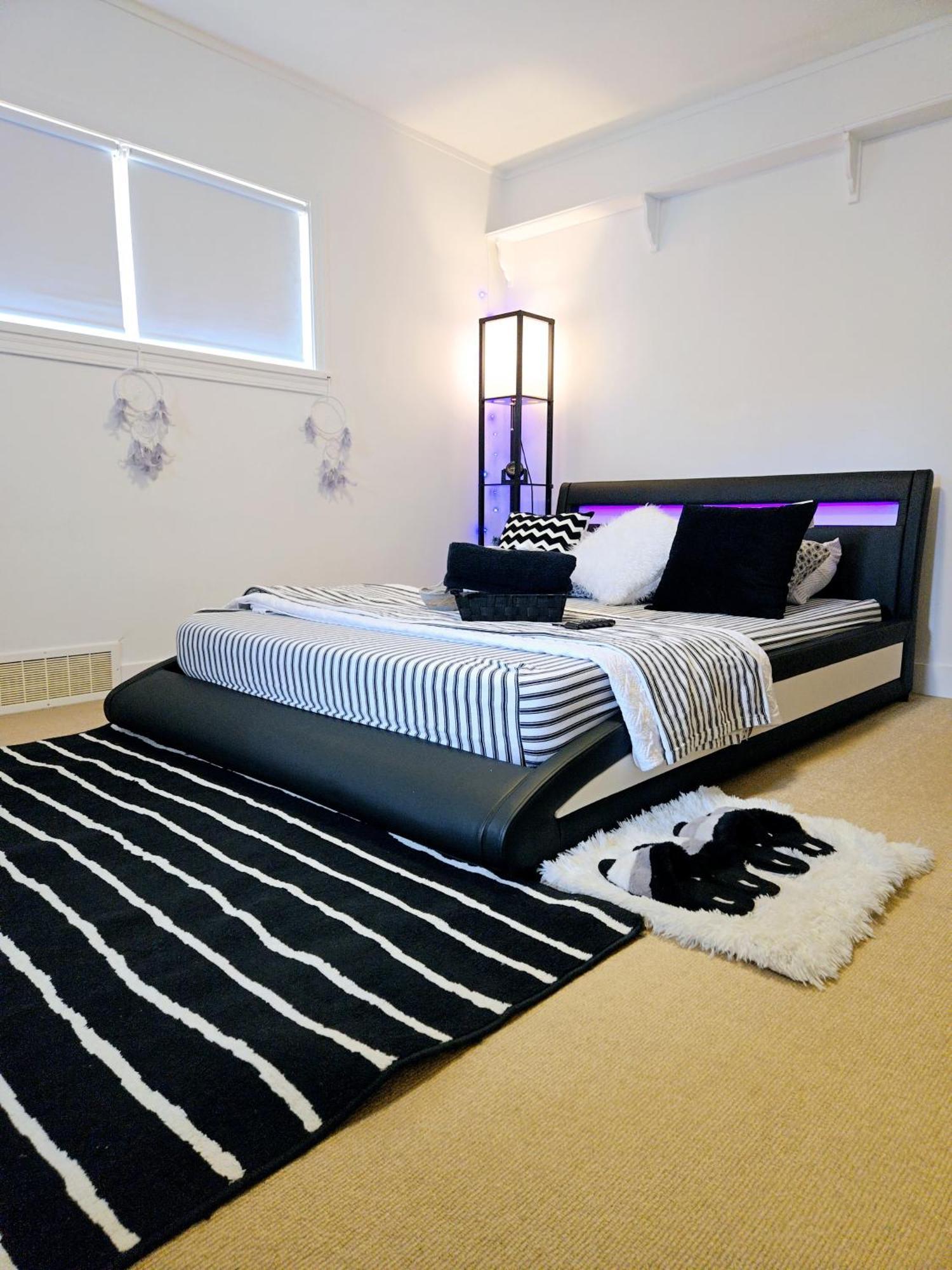 Cozy Stylish Black & White Design Room In The Heart Of Vancouver! Private Parking, Self Check-In & Just 4 Mins To Metrotown! Buitenkant foto