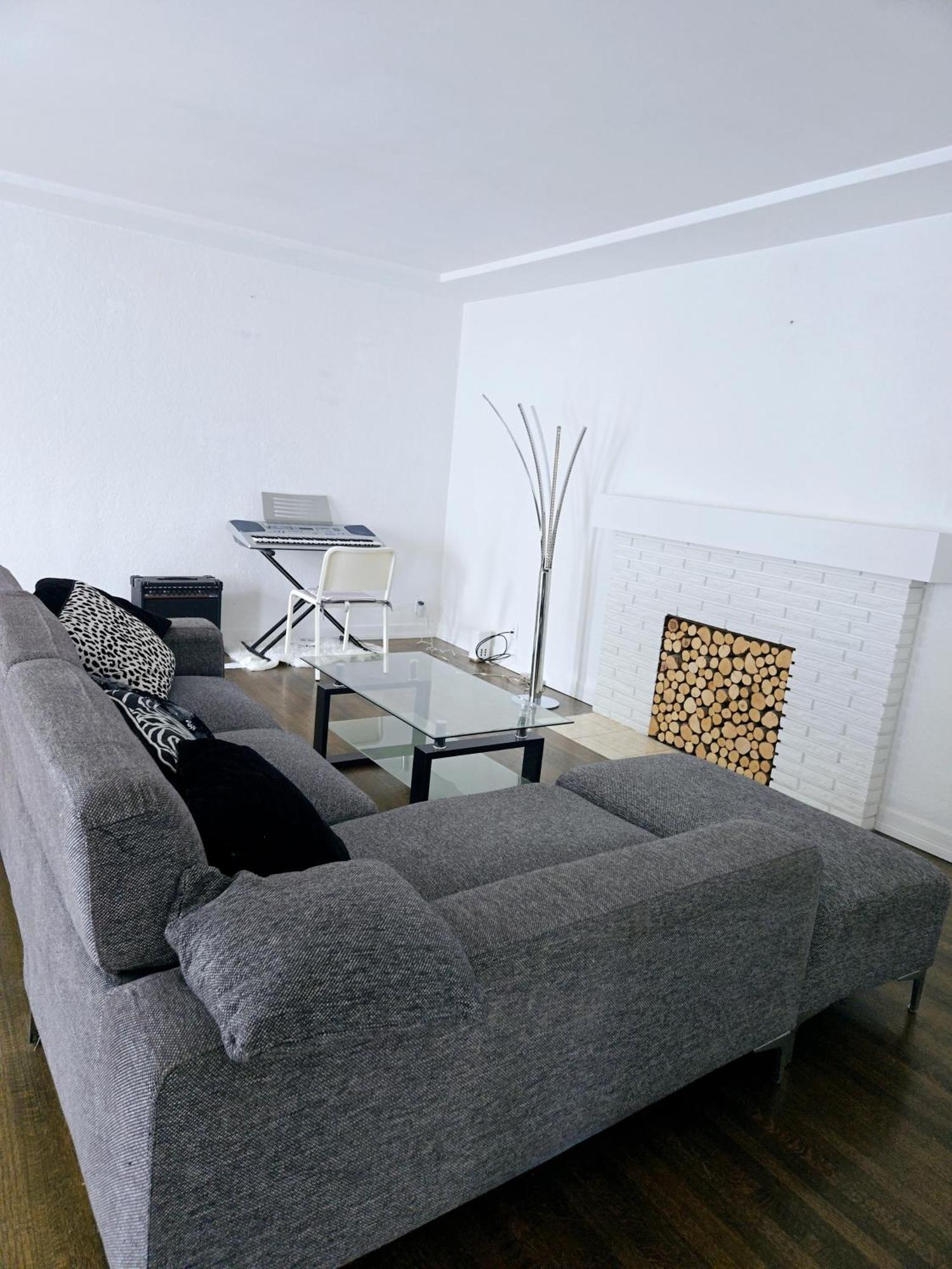 Cozy Stylish Black & White Design Room In The Heart Of Vancouver! Private Parking, Self Check-In & Just 4 Mins To Metrotown! Buitenkant foto