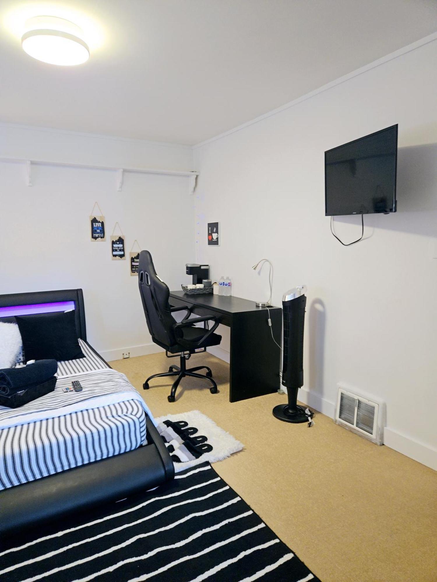 Cozy Stylish Black & White Design Room In The Heart Of Vancouver! Private Parking, Self Check-In & Just 4 Mins To Metrotown! Buitenkant foto