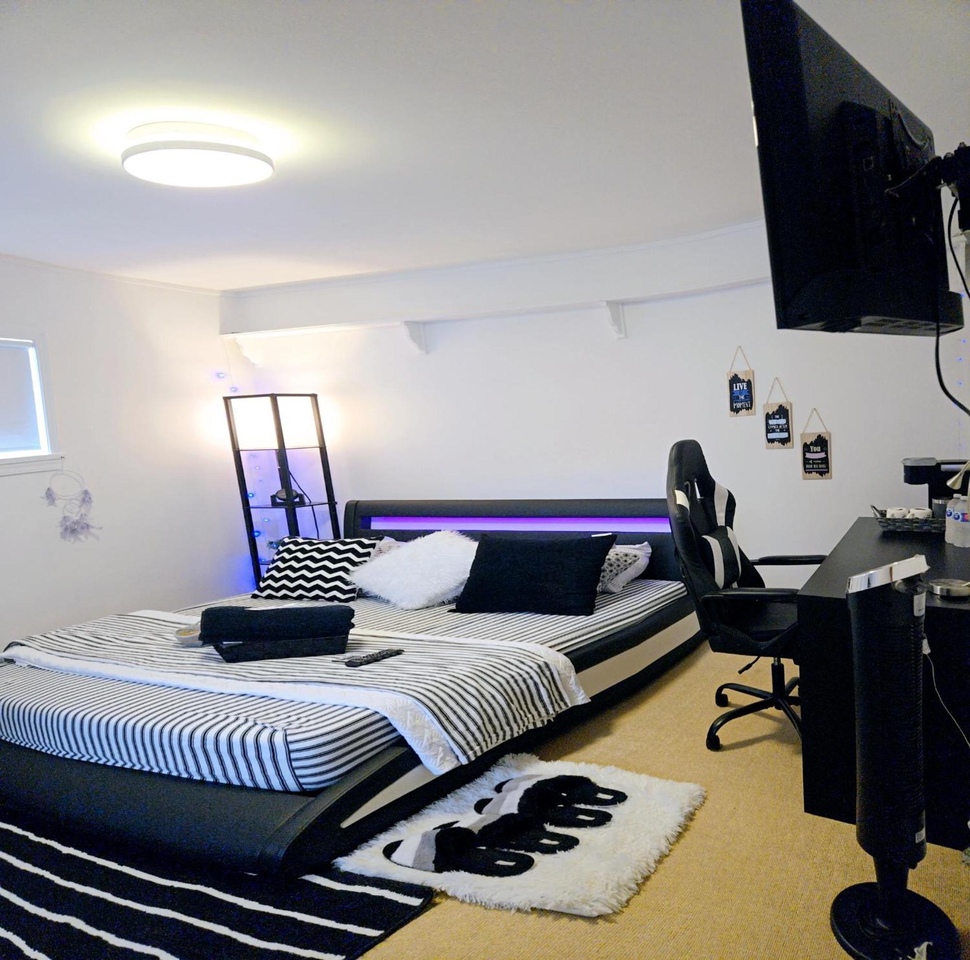 Cozy Stylish Black & White Design Room In The Heart Of Vancouver! Private Parking, Self Check-In & Just 4 Mins To Metrotown! Buitenkant foto