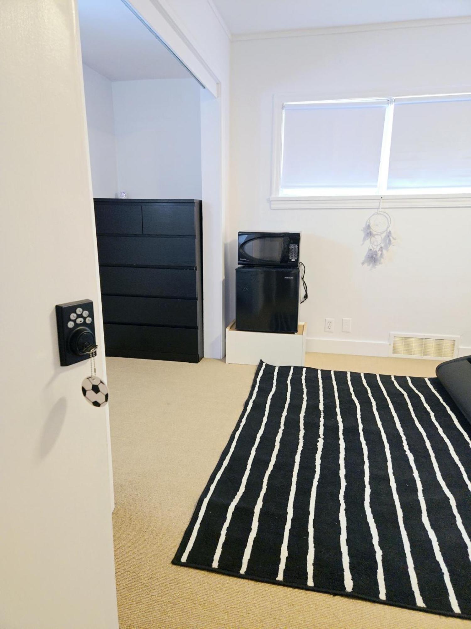 Cozy Stylish Black & White Design Room In The Heart Of Vancouver! Private Parking, Self Check-In & Just 4 Mins To Metrotown! Buitenkant foto