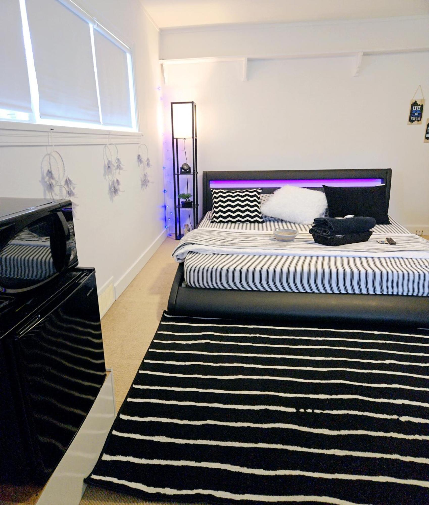 Cozy Stylish Black & White Design Room In The Heart Of Vancouver! Private Parking, Self Check-In & Just 4 Mins To Metrotown! Buitenkant foto
