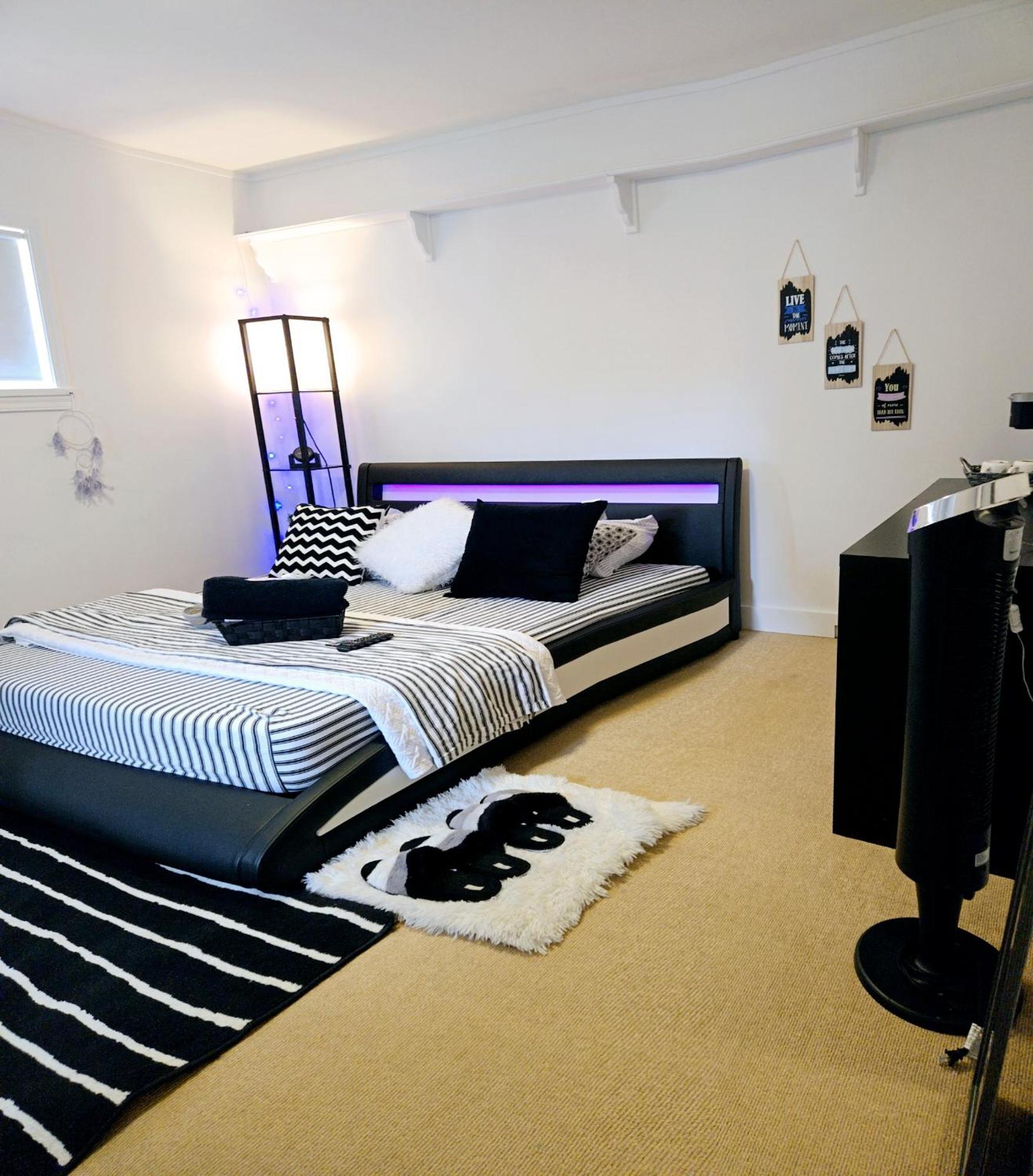 Cozy Stylish Black & White Design Room In The Heart Of Vancouver! Private Parking, Self Check-In & Just 4 Mins To Metrotown! Buitenkant foto